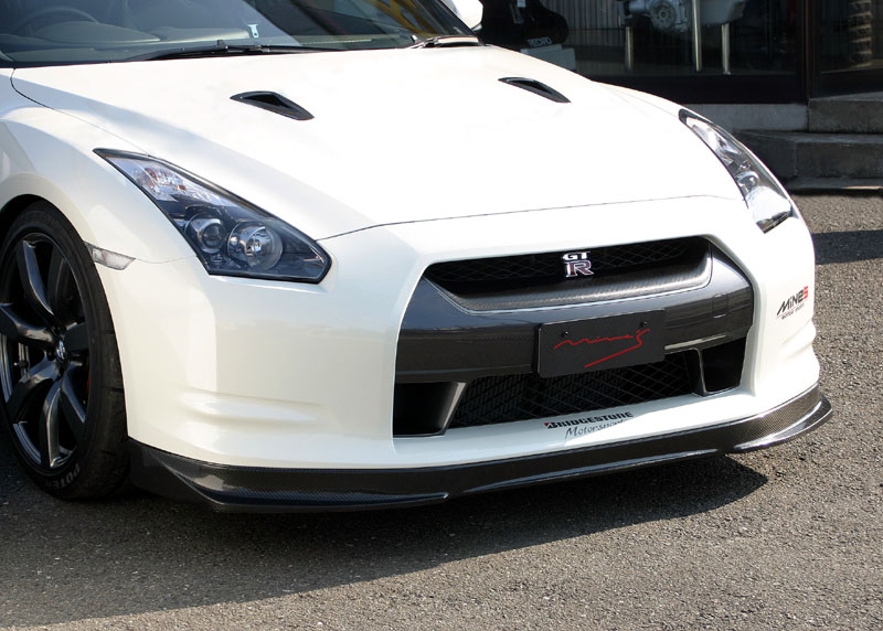 Dry Carbon front lip spoiler for the Nissan GT-R